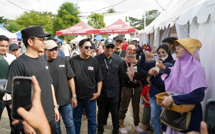 Di Tengah Gemuruh IDS Sumatra 2026, Bupati Egi Pilih Sapa dan Belanja di Tenant UMKM