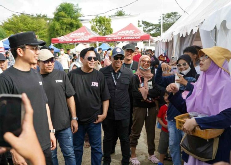 Di Tengah Gemuruh IDS Sumatra 2026, Bupati Egi Pilih Sapa dan Belanja di Tenant UMKM
