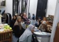 Momen Hangat Warga Gedong Meneng Bandar Lampung Rayakan Kelahiran Anak Ketiga Tetangga