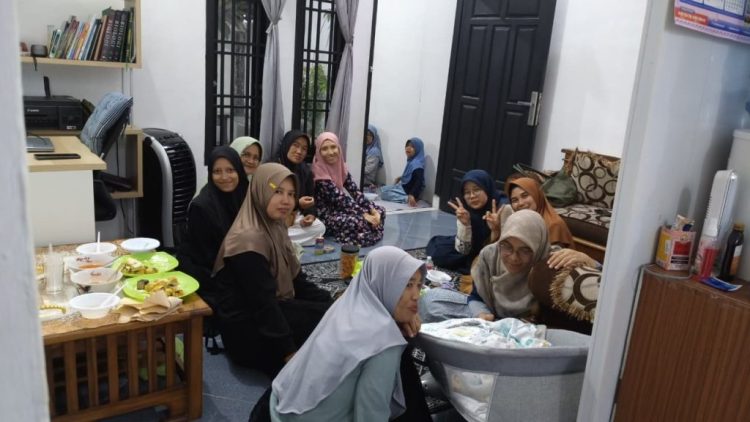 Momen Hangat Warga Gedong Meneng Bandar Lampung Rayakan Kelahiran Anak Ketiga Tetangga