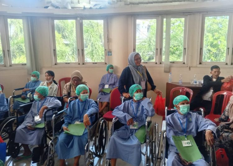Pulihkan Penglihatan Warga Rentan, Kemensos dan AMCF Gelar Operasi Katarak Gratis di Palembang