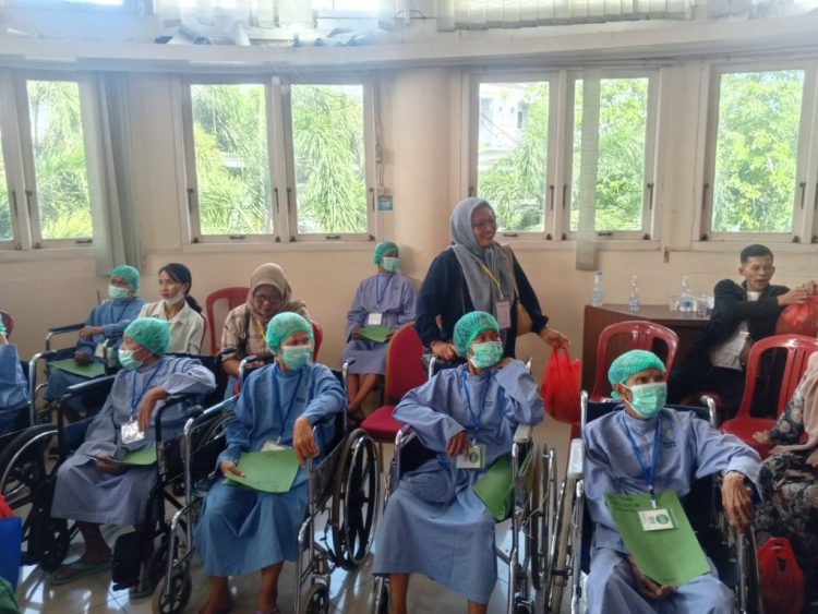 Pulihkan Penglihatan Warga Rentan, Kemensos dan AMCF Gelar Operasi Katarak Gratis di Palembang