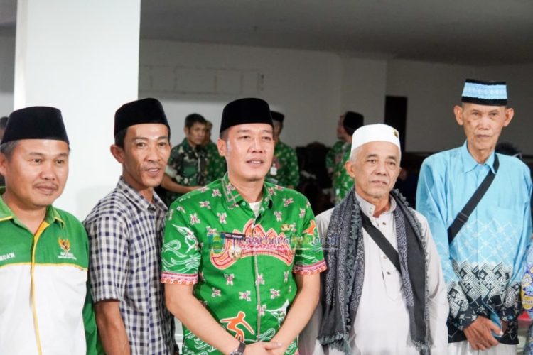 Bupati Pesisir Barat, Dedi Irawan, menyambut secara langsung kepulangan jamaah haji Kabupaten Pesisir Barat Tahun 1447 Hijriah di Lobby