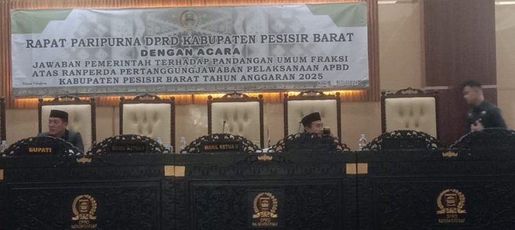 Rapat Paripurna DPRD, Bupati Pesisir Barat Paparkan Komitmen Pengelolaan APBD yang Akuntabel