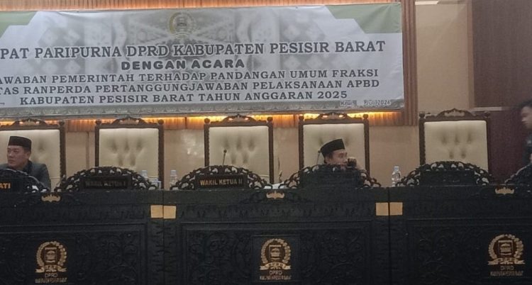 Rapat Paripurna DPRD, Bupati Pesisir Barat Paparkan Komitmen Pengelolaan APBD yang Akuntabel