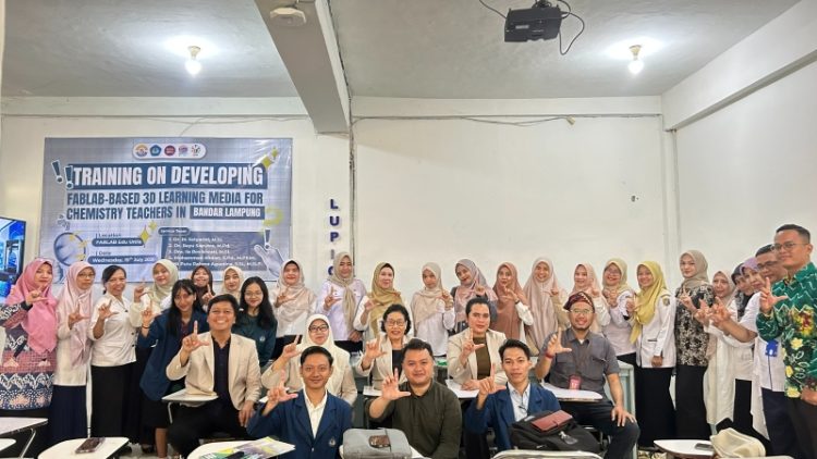 Guru Kimia Perkuat Literasi Teknologi melalui Pelatihan FABLAB di FKIP Unila