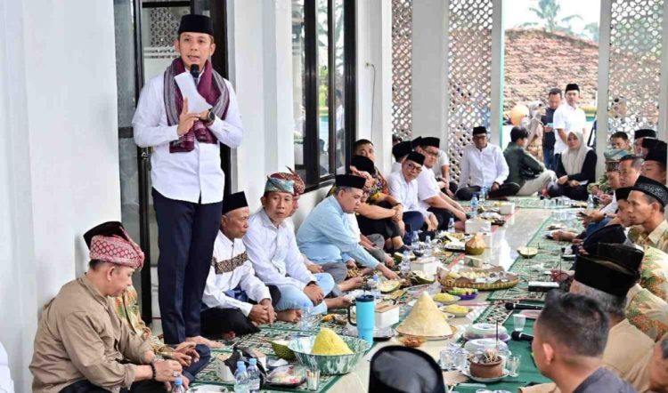 Bupati Egi Hadiri Sedekah Bumi Sumur Kumbang, Tradisi 206 Tahun Tetap Lestari