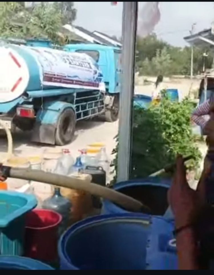 Atasi Krisis Air di Sematang Borang, Pemkot Palembang Kirim Mobil Tangki ke Depan Rumah Warga
