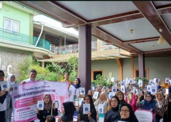 Cegah Kanker Serviks, Dosen Poltekkes Tanjungkarang Latih Warga Metro Gunakan Aplikasi EWS Digital