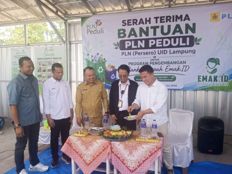 Salurkan Bantuan ke Bank Sampah Emak.id, Manager TJSL PLN Badai Marindro Dorong Kolaborasi Pengelolaan Sampah