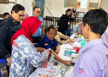 Hadirkan Layanan Medis Tanpa Biaya, DPD Demokrat Sumsel Bagikan Bibit Tanaman di Kalidoni