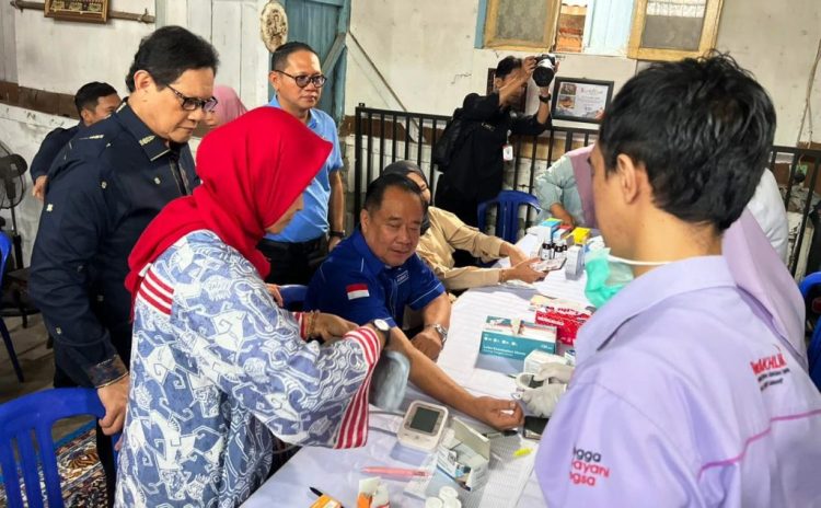 Hadirkan Layanan Medis Tanpa Biaya, DPD Demokrat Sumsel Bagikan Bibit Tanaman di Kalidoni