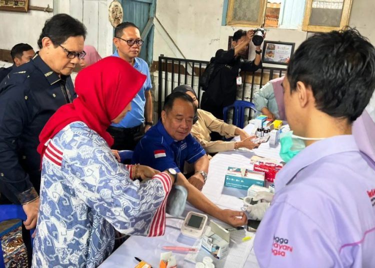 Hadirkan Layanan Medis Tanpa Biaya, DPD Demokrat Sumsel Bagikan Bibit Tanaman di Kalidoni