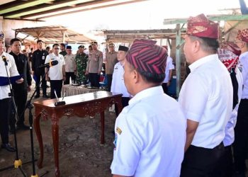 Bukan di Aula, Bupati Egi Lantik 12 Pejabat di Tengah Aktivitas Pasar Natar