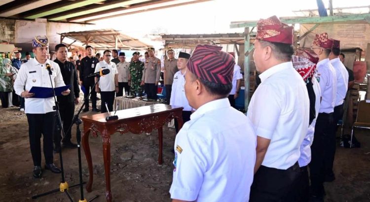 Bukan di Aula, Bupati Egi Lantik 12 Pejabat di Tengah Aktivitas Pasar Natar