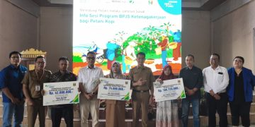 Produksi Kopi Tanggamus Naik, Disbunak Bersama ILO dan BPJS Serahkan Santunan Petani