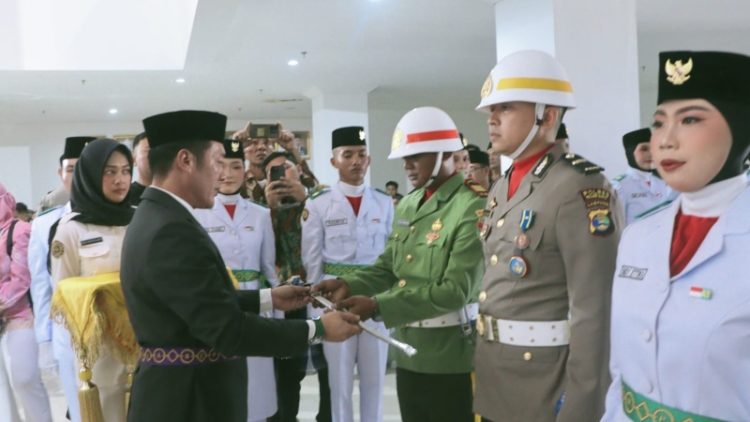 Siap Berkibar di Lapangan Merdeka Labuhan Jukung, Paskibraka Pesisir Barat 2026 Resmi Dikukuhkan