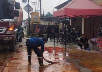 Jalan Licin akibat Tumpahan CPO di Natar, Damkarmat Lampung Selatan Turun Tangan
