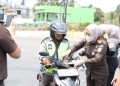 Cegah Dampak Kabut Asap, Kejari Banyuasin Bagikan Masker kepada Pengendara