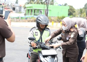 Cegah Dampak Kabut Asap, Kejari Banyuasin Bagikan Masker kepada Pengendara
