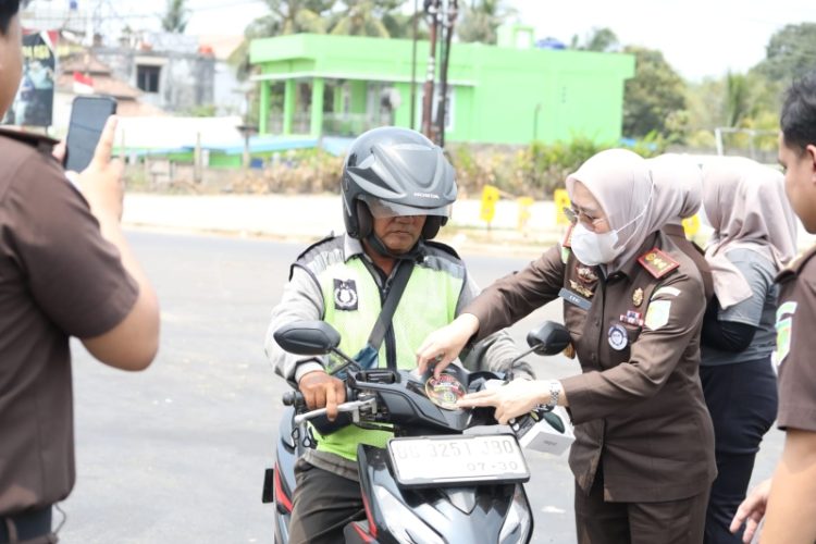 Cegah Dampak Kabut Asap, Kejari Banyuasin Bagikan Masker kepada Pengendara