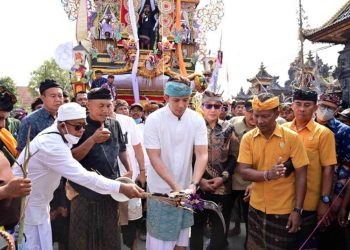Bupati Egi Hadiri Puncak Ngaben Massal Balinuraga, Tegaskan Komitmen Pelestarian Budaya