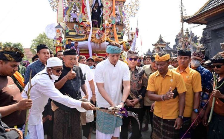 Bupati Egi Hadiri Puncak Ngaben Massal Balinuraga, Tegaskan Komitmen Pelestarian Budaya