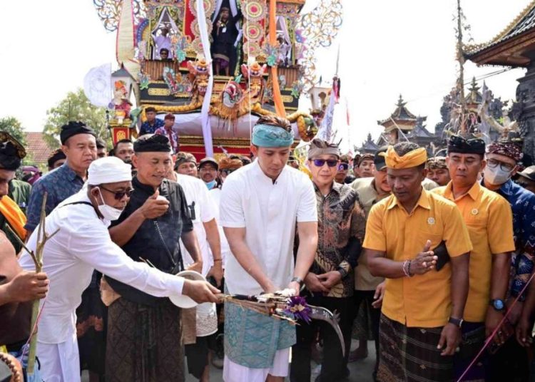 Bupati Egi Hadiri Puncak Ngaben Massal Balinuraga, Tegaskan Komitmen Pelestarian Budaya