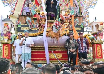 Diarak di Atas Bade Raksasa, Bupati Egi Canangkan Balinuraga Jadi Desa Wisata Budaya 2027
