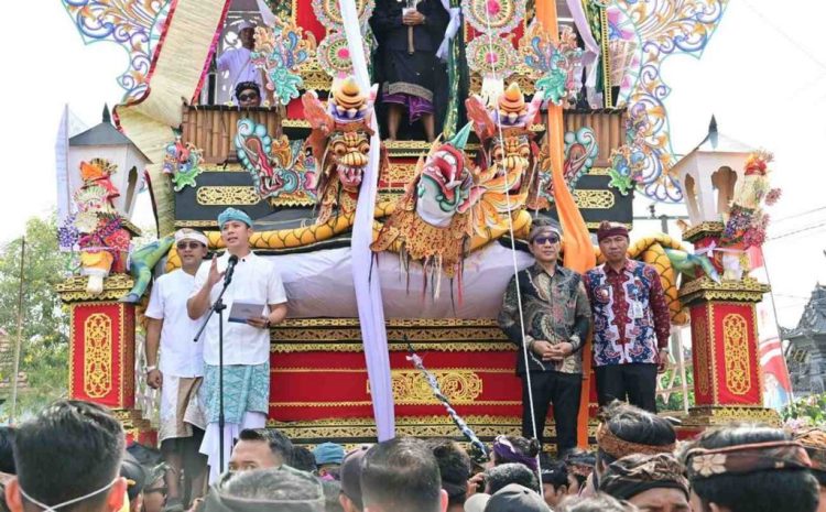 Diarak di Atas Bade Raksasa, Bupati Egi Canangkan Balinuraga Jadi Desa Wisata Budaya 2027