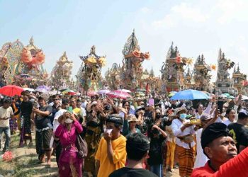 Wisatawan Italia Kagumi Kemegahan Ngaben Massal Balinuraga