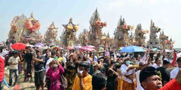 Wisatawan Italia Kagumi Kemegahan Ngaben Massal Balinuraga