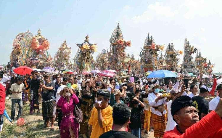 Wisatawan Italia Kagumi Kemegahan Ngaben Massal Balinuraga