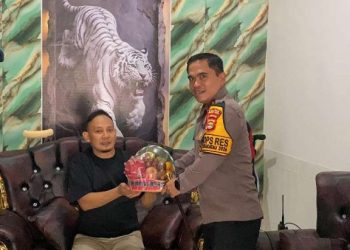 Beri Dukungan Moril, Kapolres Pesisir Barat Jenguk Personel yang Tengah Sakit