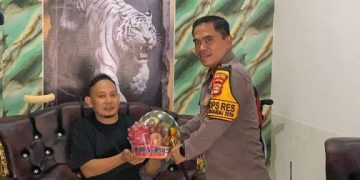 Beri Dukungan Moril, Kapolres Pesisir Barat Jenguk Personel yang Tengah Sakit