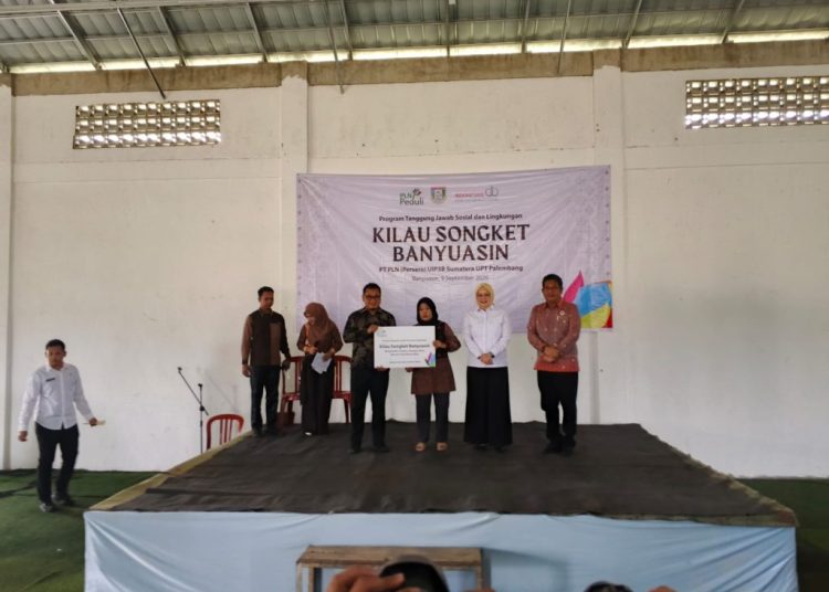 Dukung Pelestarian Wastra Nusantara, PLN Bina Perajin Songket Banyuasin Go Digital
