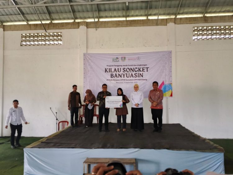 Dukung Pelestarian Wastra Nusantara, PLN Bina Perajin Songket Banyuasin Go Digital