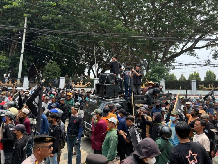 Kawal Nasib Petani Tahura WAR, Ribuan Massa DRL Geruduk Kejati dan DPRD Lampung