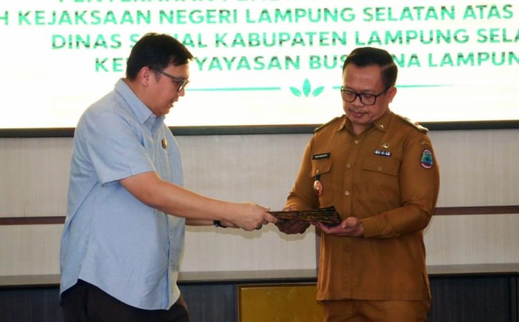 Sah Secara Hukum, Kejari Lampung Selatan Serahkan Penetapan Perwalian Delapan Anak Asuh