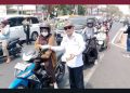 Kabut Asap Selimuti Palembang, Relawan PNSB Terjun Bagi-Bagi Masker bagi Pengendara