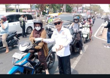 Kabut Asap Selimuti Palembang, Relawan PNSB Terjun Bagi-Bagi Masker bagi Pengendara