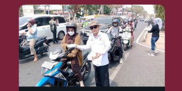 Kabut Asap Selimuti Palembang, Relawan PNSB Terjun Bagi-Bagi Masker bagi Pengendara