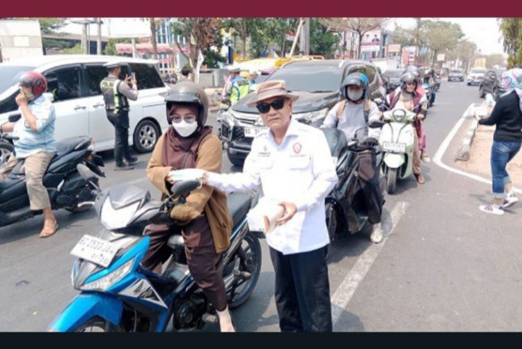 Kabut Asap Selimuti Palembang, Relawan PNSB Terjun Bagi-Bagi Masker bagi Pengendara