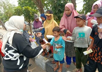 Gandeng Donatur, Insan Pers Palembang Bagi-bagi Paket Makanan dan Masker di Empat Titik Simpang