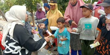 Gandeng Donatur, Insan Pers Palembang Bagi-bagi Paket Makanan dan Masker di Empat Titik Simpang