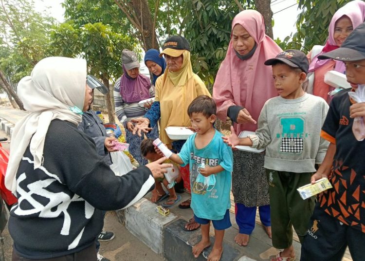 Gandeng Donatur, Insan Pers Palembang Bagi-bagi Paket Makanan dan Masker di Empat Titik Simpang