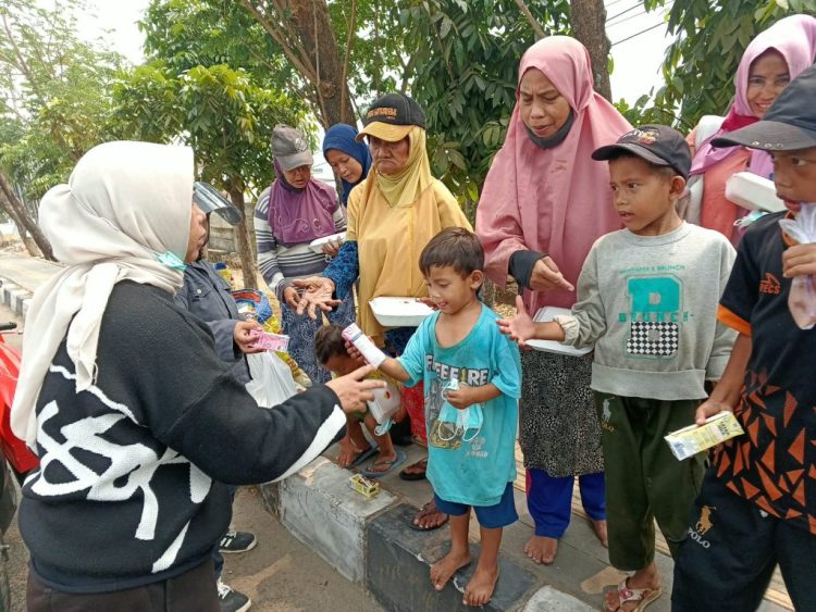 Gandeng Donatur, Insan Pers Palembang Bagi-bagi Paket Makanan dan Masker di Empat Titik Simpang