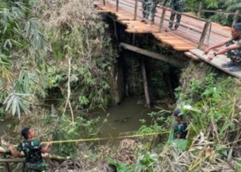 Prajurit Yonif TP 904 dan Kodim 0205 Bersama Masyarakat Garap Jembatan Garuda di Tanah Karo