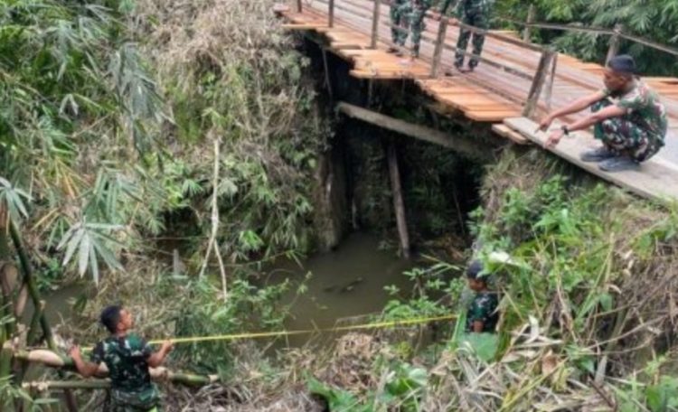 Prajurit Yonif TP 904 dan Kodim 0205 Bersama Masyarakat Garap Jembatan Garuda di Tanah Karo