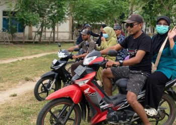 Bermotor Lintasi Pelosok Pematang Sawa, Nakes Puskesmas Martanda Periksa Kesehatan Warga Pedalaman